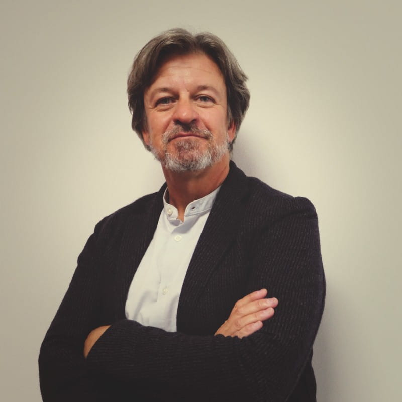 Portrait of Jérôme LETU-MONTOIS, Director of top logistics europe, professional and smiling.