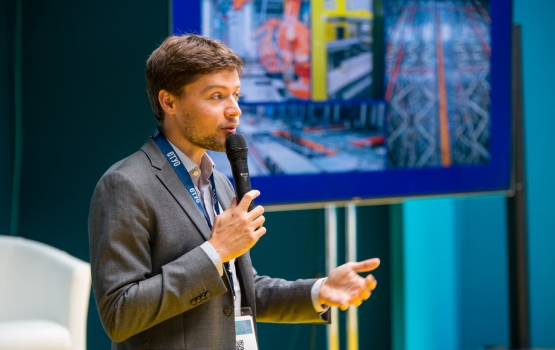 A speaker of etyo talk during logistics conference