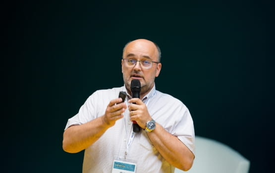 A speaker of hyliko talk during logistics conference