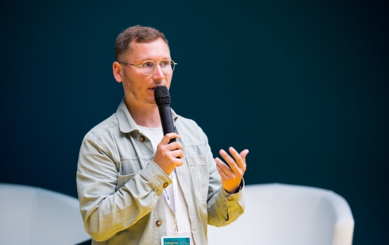A speaker on stage does a roundtable