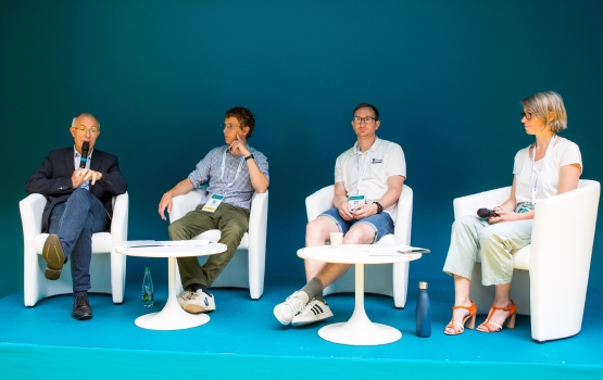 des speakers  parlent lors une conférence sur la logistique