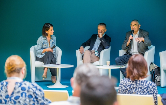 des speakers concentrés parlent lors une conférence sur la logistique