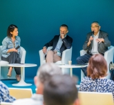 des speakers concentrés font une conférence sur la logistique