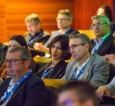 Deux personnes qui écoutent et discutent d'une conférence lors de Top Logistics, rendez-vous des décideurs de la logistique et du transport
