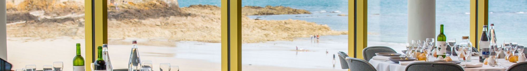 breakfast tables overlooking the sea and the beach of saint-malo