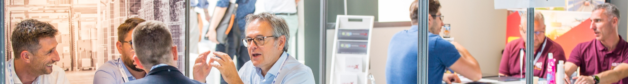  Plusieurs groupes sont installés sur leurs stands et parlent avec des décideurs de la supply chain