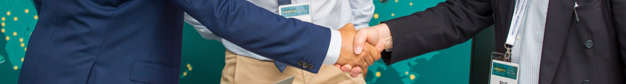 Personnes souriantes, qui se font une poignée de main, sont ravis d'échanger ensemble pour un potentiel business.