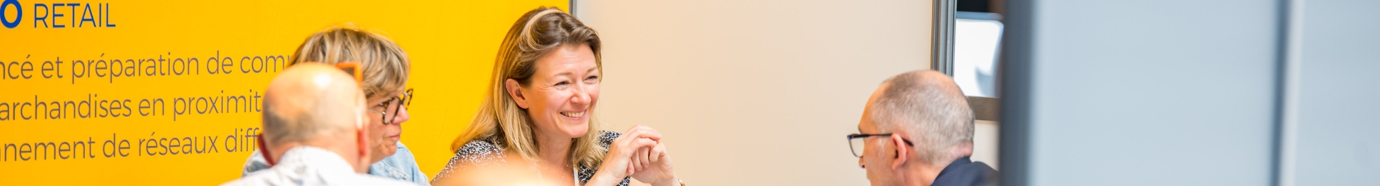 Une dame souriante à l'événement Top Logistics Europe.