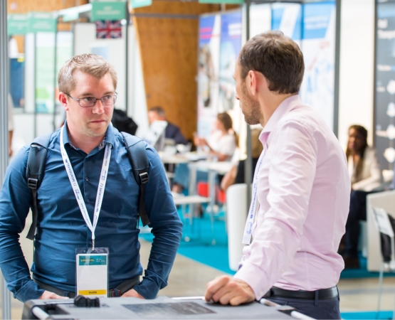 Des participants présents à Top Logistics échangent des idées. 