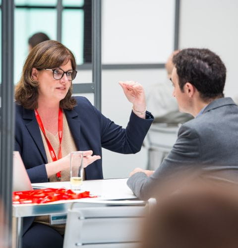 Two people chatting in a one-to-one meeting.
