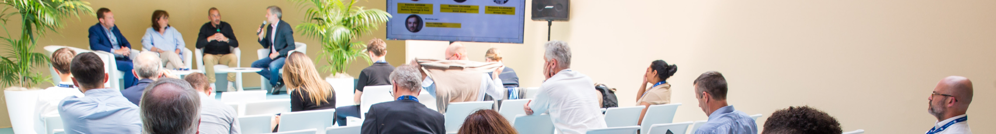 Affiche du programme des conférences de top logistics europe, avec une scène et des speakers