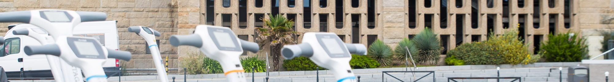 segways gyropodes posés devant le Palais du Grand Large à Saint-Malo 