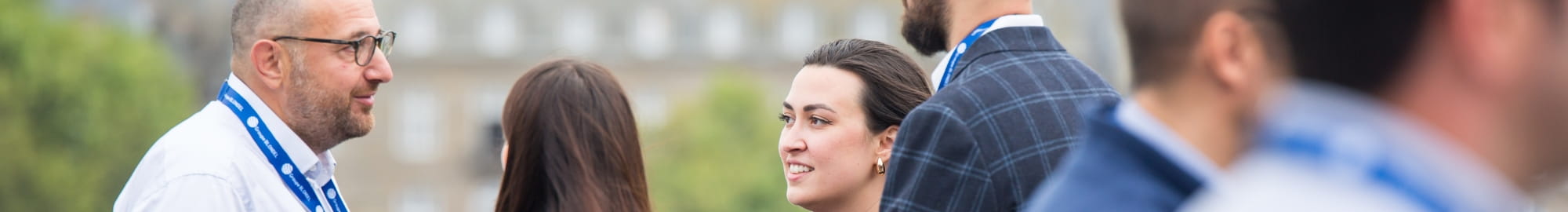Des gens sourient lors d'une soirée de Top Logistics 
