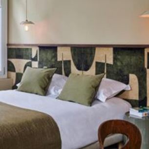 Chambre d'hôtel Cartier lumineuse avec une décoration moderne à Saint Malo