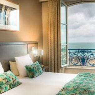 A room at the France Chateau Briand hotel with a window overlooking the sea in Saint-Malo
