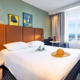 Bright room with beautiful portraits at the Ibis hotel in Saint Malo 