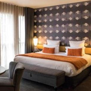 Chambre très solaire de l'hôtel L'Adresse à Saint Malo, équipée du nécéssaire pour un bon séjour 