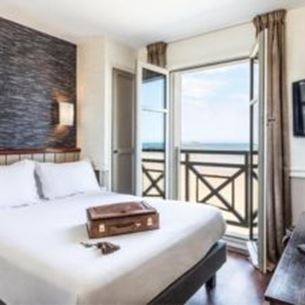 Magnificent hotel room at the Beaufort overlooking the beach in Saint Malo 