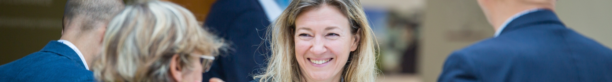 Groupe de personnes souriantes discutant lors d'une pause café sur l'évènement supply chain top logistics europe