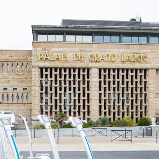 segways gyropodes devant le Palais du Grand Large à Saint-Malo