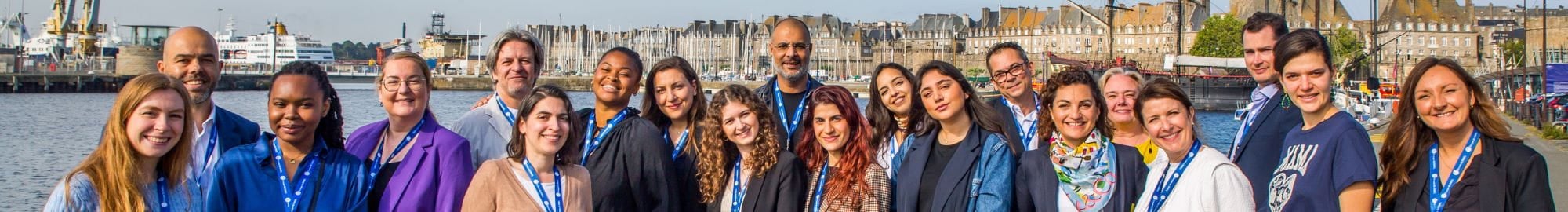 Groupe de personnes composé des membres de l'équipe des One-to-One de Top Logistics Europe, devant le Quai Saint-Malo. 