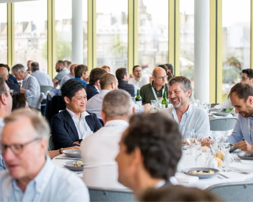 Deux invités de Top Logistics qui rigolent ensemble et parlent business